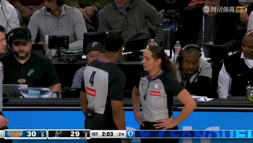 收不住啦！布伦森三分出手惨遭菜鸟哈珀垫脚 虽无大碍裁判仍然吹恶意