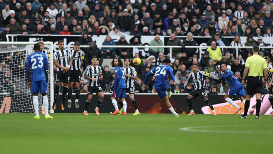 足坛同夜五佳球：詹姆斯无解圆月弯刀任意球 马来超悍将霸气中圈吊射