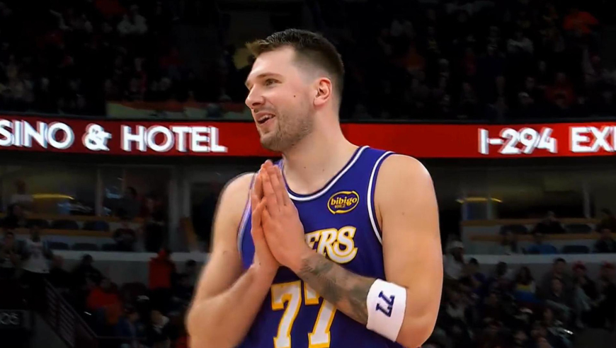 湖人公牛决胜时刻：海斯胯下换手扣篮 东契奇助湖人三分钟13分定胜局