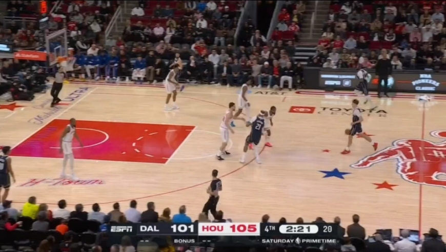 全场起立观看！火箭独行侠最后2分21秒：杜兰特关键助攻杀死比赛