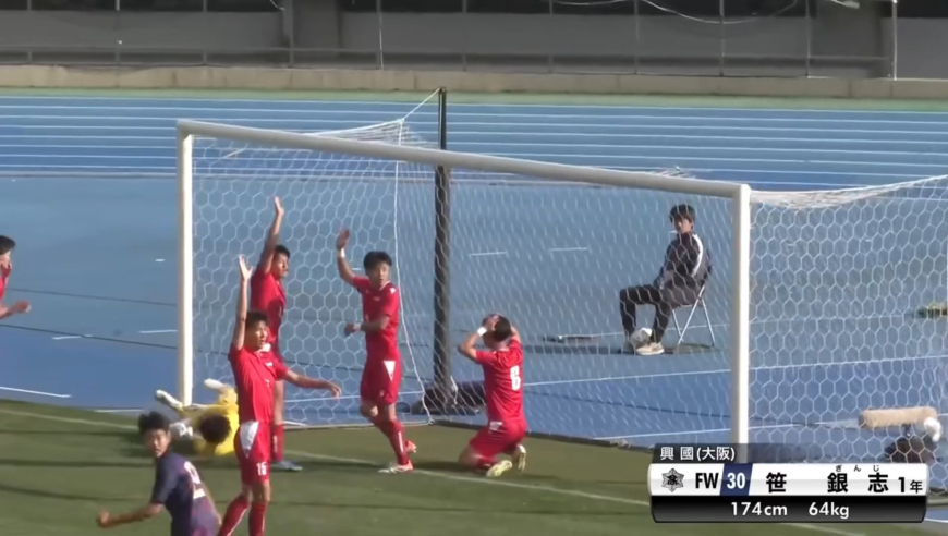 罕见方式绝平！日本高中生从底线外跑到门前破门引争议，回看全过程