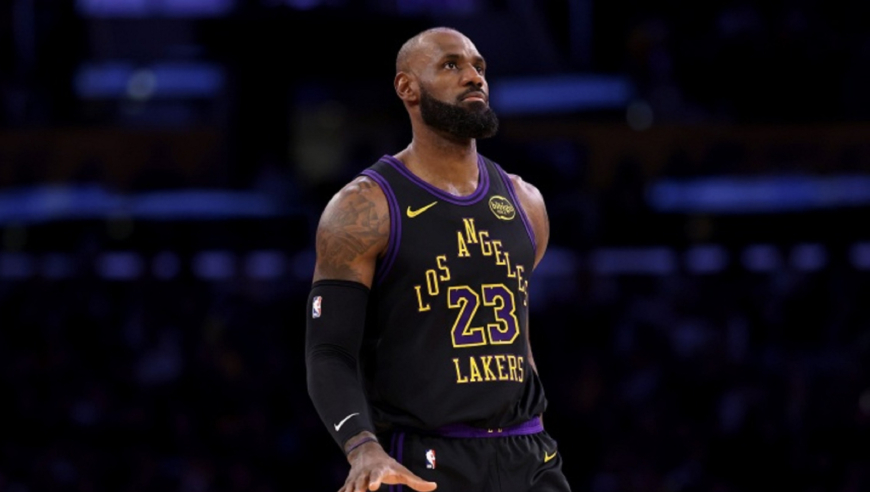 詹姆斯这球太炸裂了！湖人替补席惊出表情包，全场球迷沸腾！