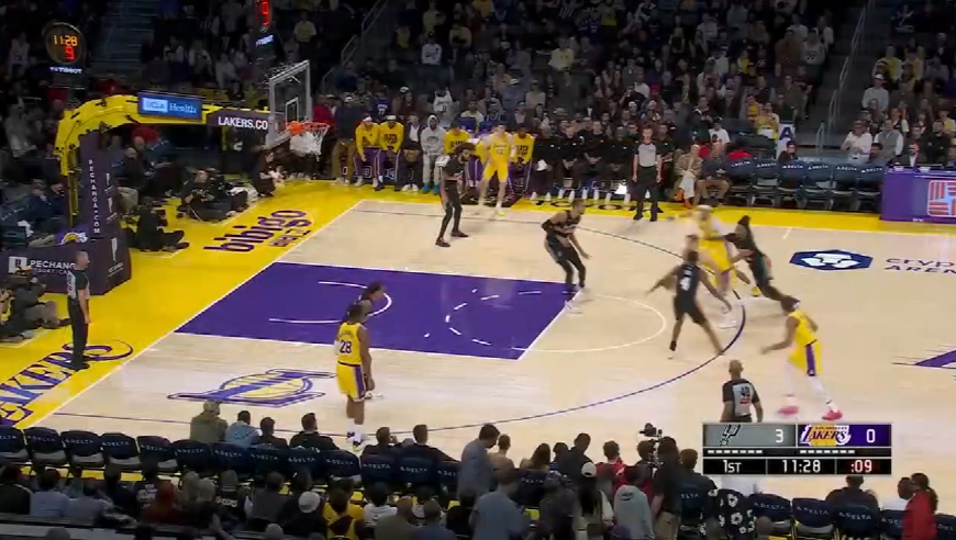 文班亚马这球太炸裂了！湖人众将看傻眼，马刺全队疯狂欢呼！