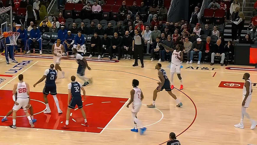 开场就疯狂打铁！小贾巴里连续三分不中 伊森三分助火箭获得首分