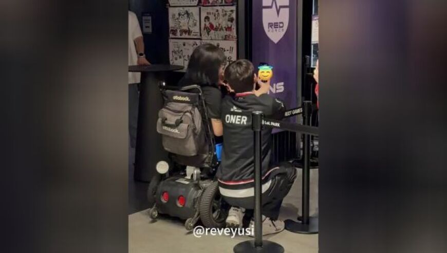 T1赛后暖心一幕，Oner蹲下和行动不便粉丝合影