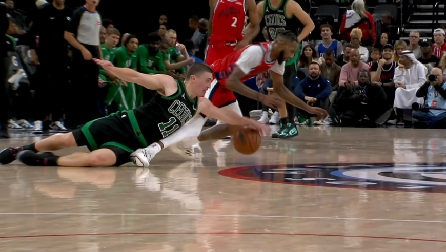 看起来很严重！小琼斯与普理查德抢球被压到膝盖重伤 被搀扶离场