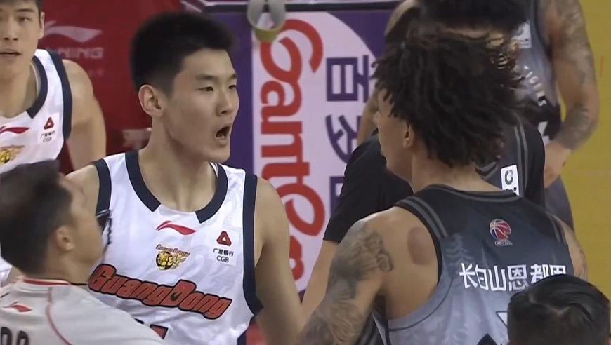 火药味拉满！王洪泽威尔逊冲突激情对喷 奎因立刻霸气隔扣挑衅吃T