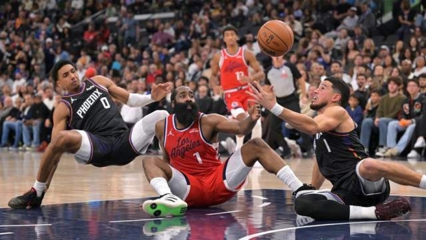 快船4连败跌至倒数第三！全场嘘声四起，谁注意哈登的举动