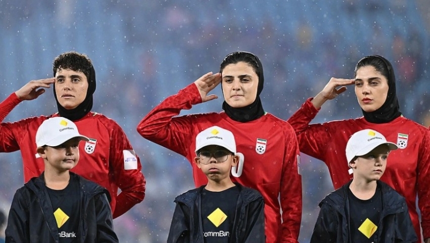 手掌一张一合！伊朗女足大巴上发出求救信号，回国或判死刑，球迷拦车哭喊：别回去