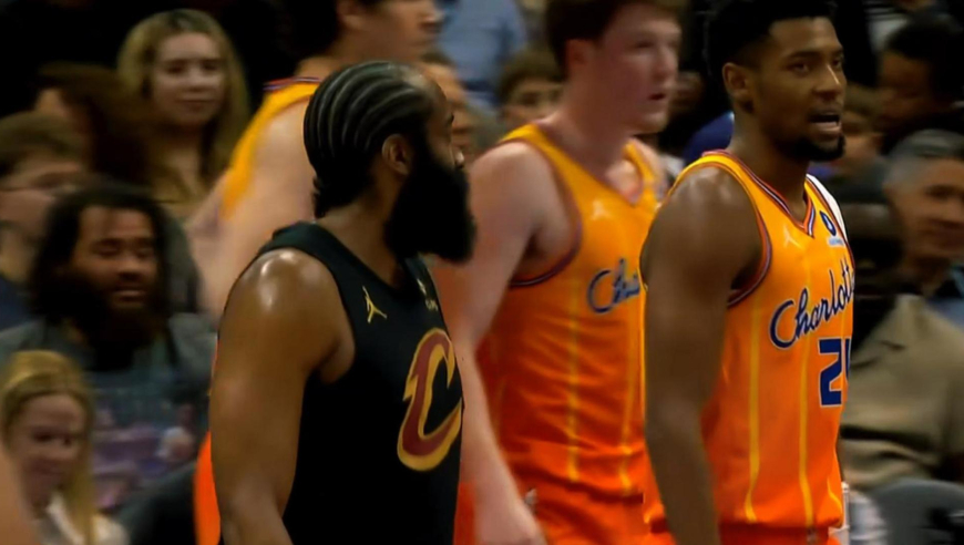 联手发威！哈登先造黄蜂犯规两罚全中 随后骑士阿伦打2+1杀穿黄蜂