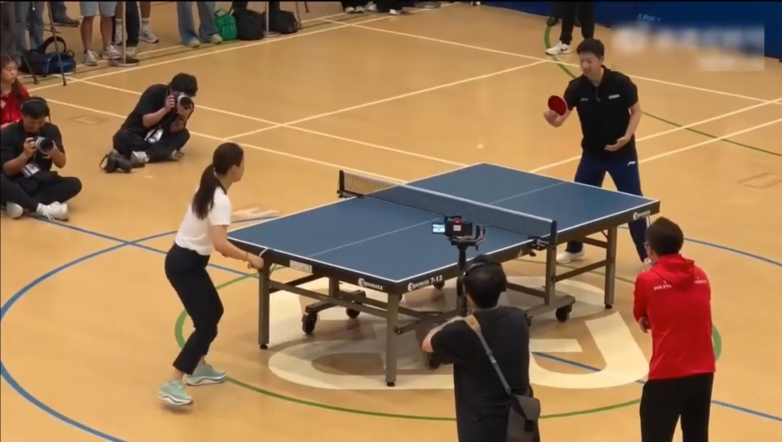 霍启刚让马龙吃发球后狂喜！郭晶晶上场替换，夫妻轮番大战龙队