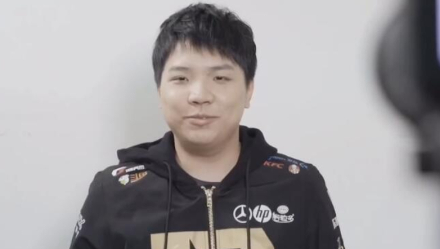 AJ直播吐槽RNG，礼物收入被强行扣了100W，怕被起诉不敢换号