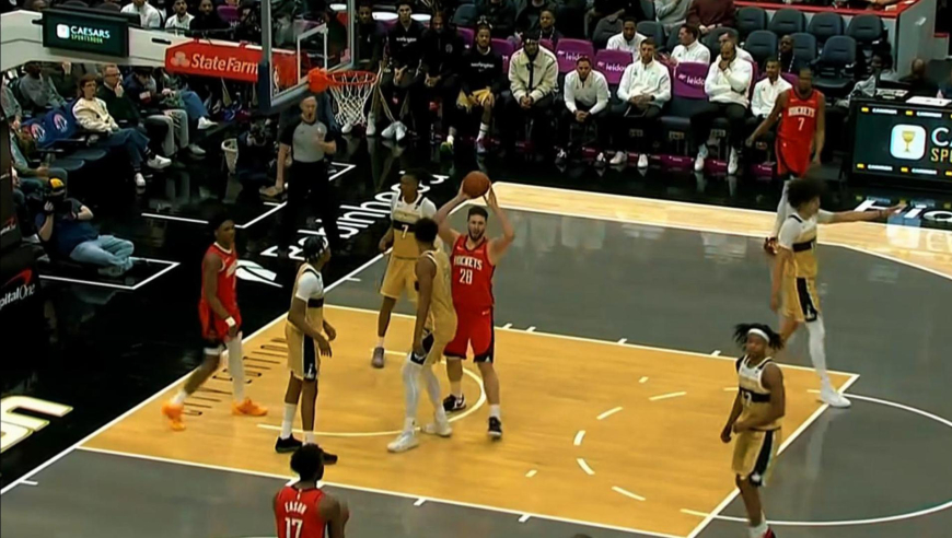 离谱！火箭申京开场随意传球失误被打反击 强投不中再冲抢被吹犯规