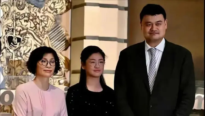 姚明女儿美到认不出！年仅15岁身高2米，是一名学霸，不爱打篮球