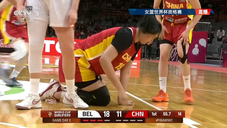 没招了！张子宇空篮不进还被对手撞倒 随后又被吹进攻犯规无奈摊手