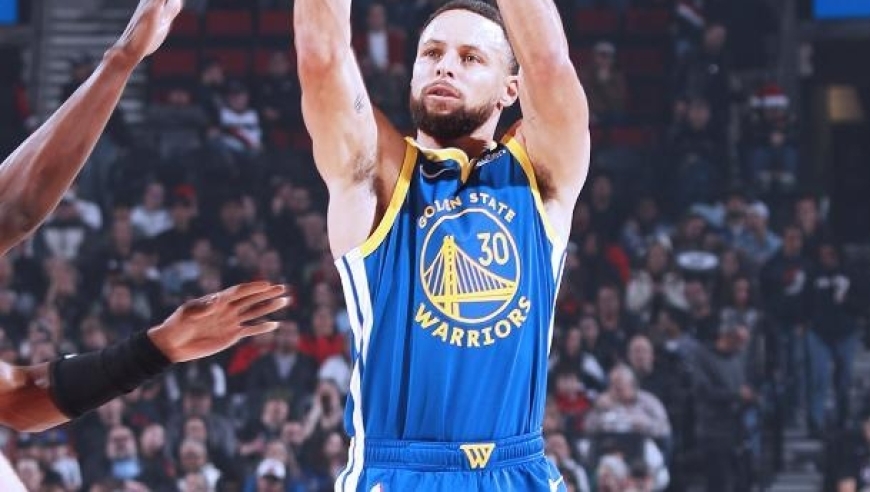 库里12记三分飙48分一战超乔丹，三驾马车96分，开拓者三杀勇士