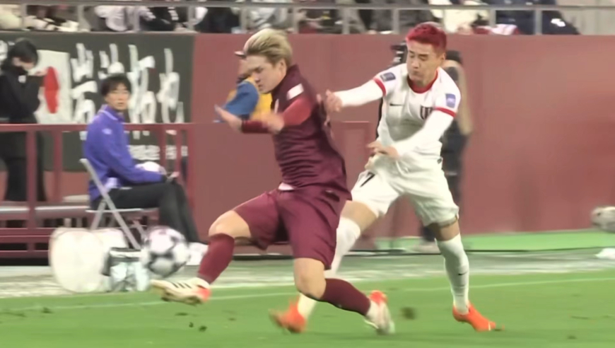 人狠话不多！染着红毛的韦世豪背后暴力推倒对手，随后与对手互喷