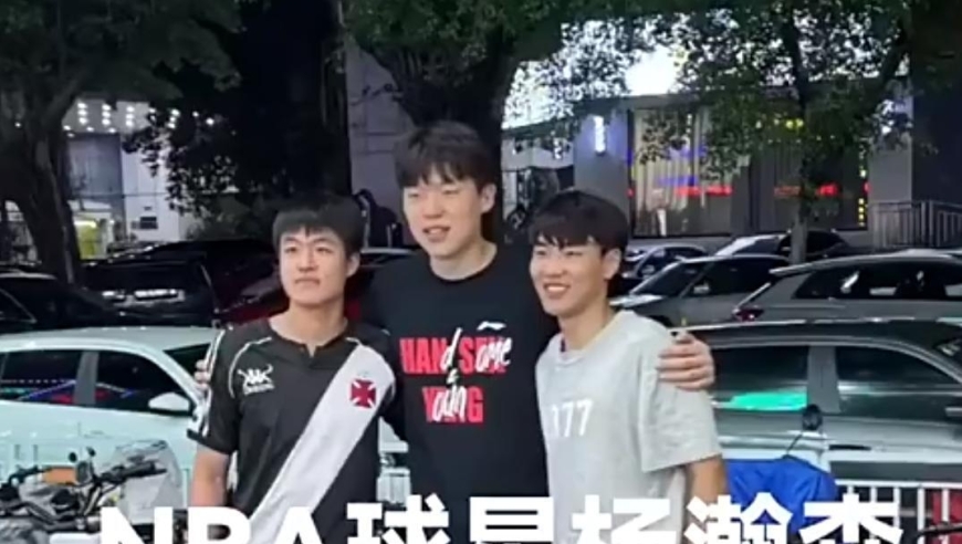 身价9位数！杨瀚森带女友逛街，迈巴赫接送丈母娘，大笑合影球迷