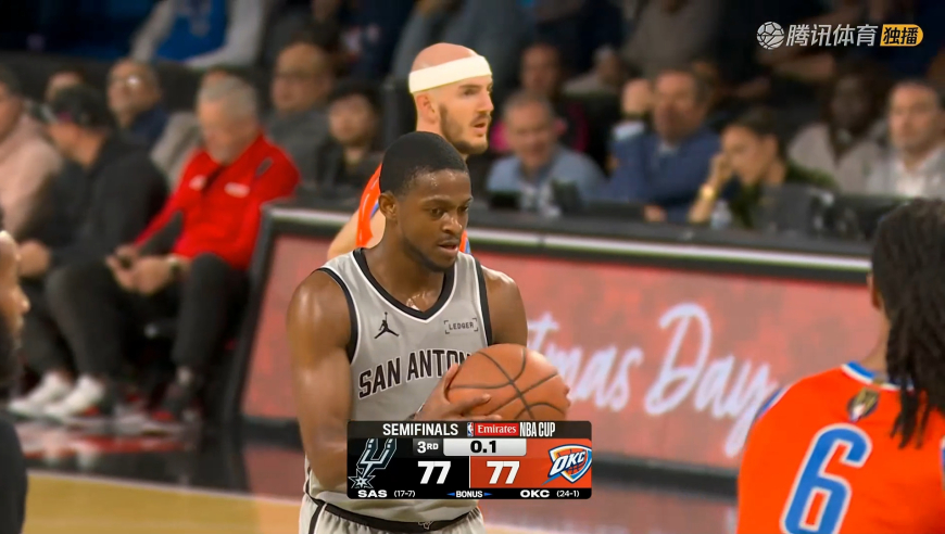 压哨造犯规！福克斯最后0.1秒造卡鲁索犯规 助马刺领先结束第三节