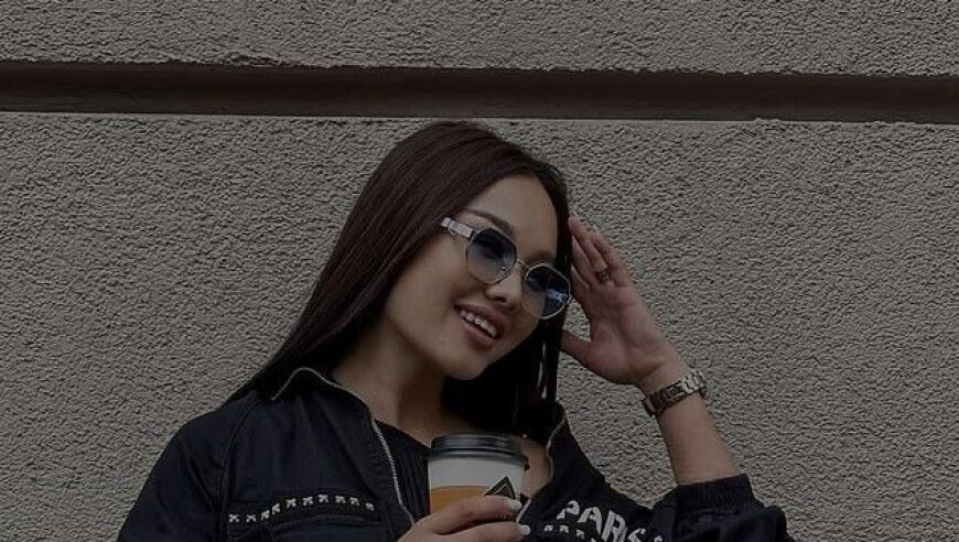 年轻貌美，凯拉特18岁门将的母亲被球迷误认为是他的姐姐