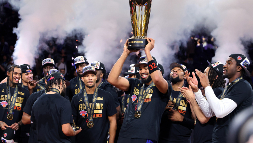 尼克斯夺冠颁奖仪式：唐斯布伦森高举奖杯大笑狂欢 布伦森荣获MVP