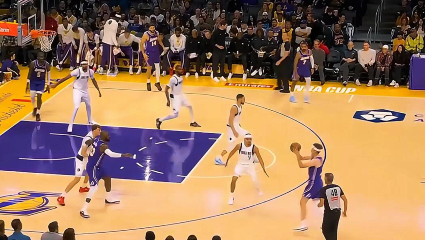 较上劲了！湖人里夫斯面对克莱汤普森命中三分 克莱随后就回应三分