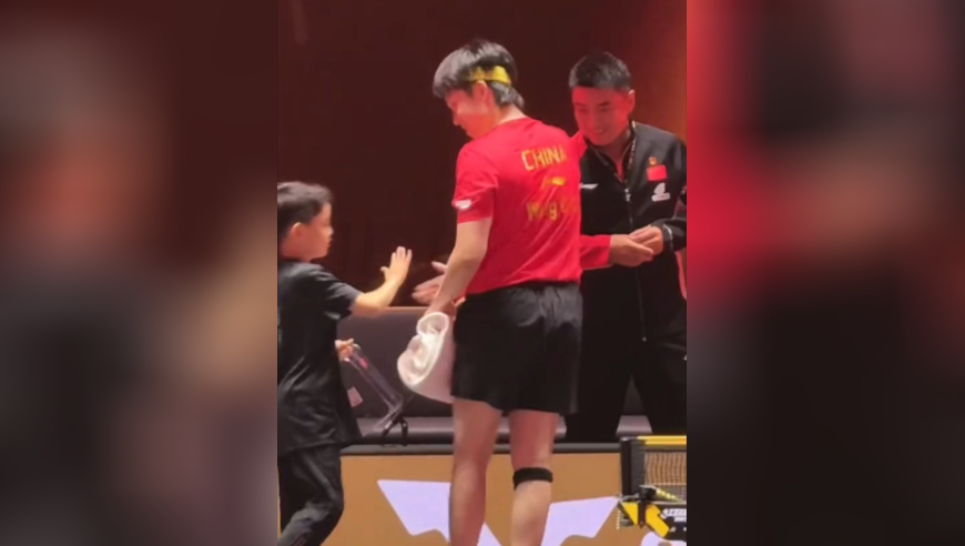 王皓叫小球童和王楚钦击掌，带两个儿子上班，大头背靠背击溃张禹珍