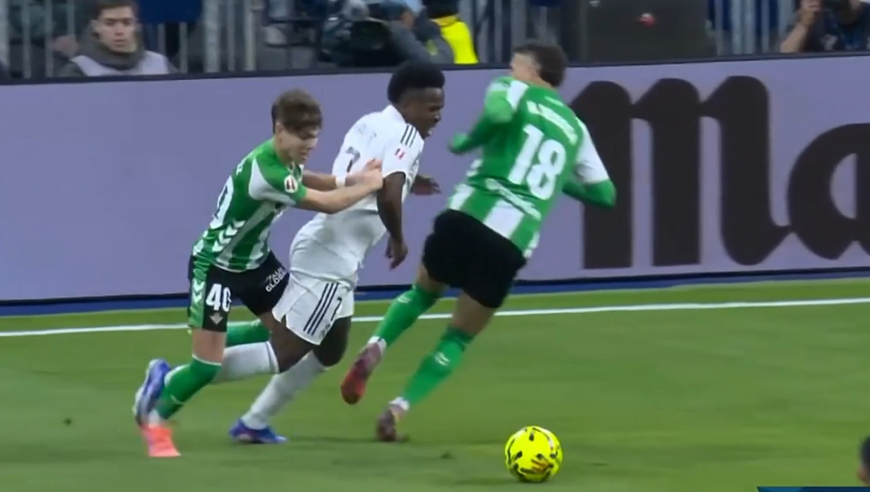 维尼修斯边路一条龙突入禁区遭包夹倒地，裁判近在咫尺拒绝点球，皇马主场阵阵嘘声