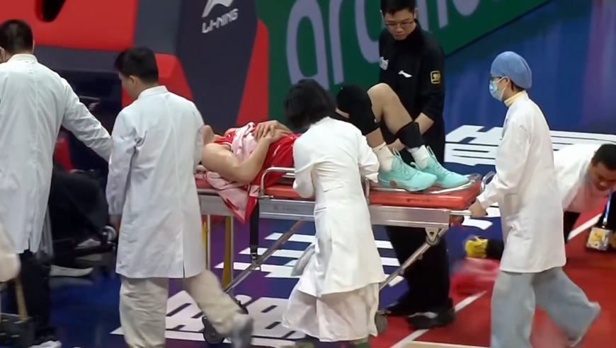 重伤担架抬出！郭艾伦7分2助攻集锦 快攻一条龙单挑高诗岩