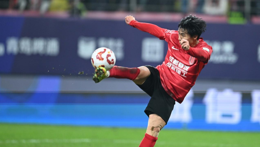 险名场面乌龙！胡荷韬低射，广岛守门员“黄油手”差点扑进自家球门