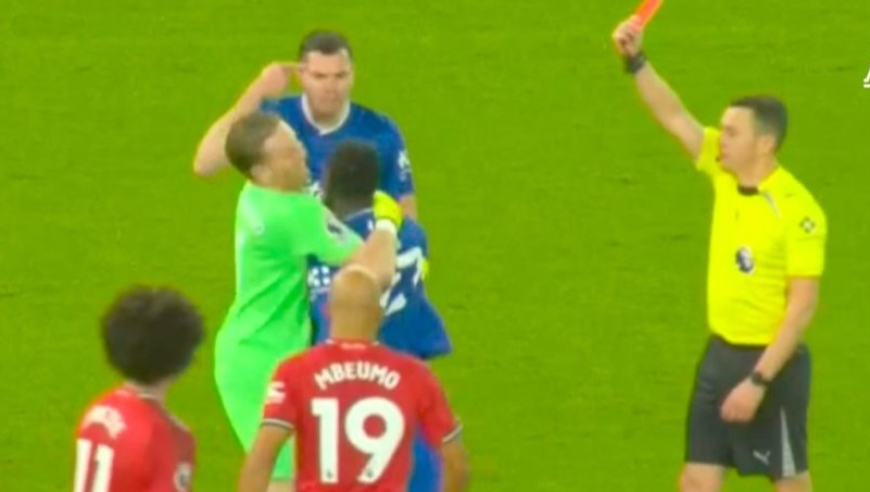 英超官方解释埃弗顿铁腰掌掴队友染红原因！吓懵曼联，莫耶斯叫好