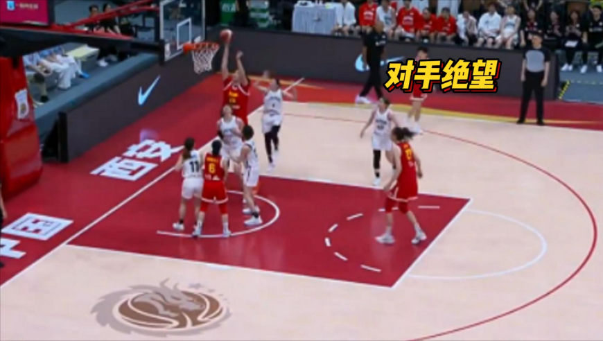 又赢了！中国女篮亮绝招，张子宇韩旭双塔合砍36分，凿穿日本内线