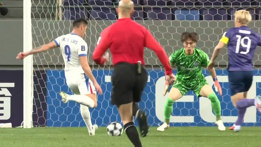 申花锋霸亚冠连续挥霍良机，单刀离谱打高半空门不传强行中柱，连解说也看不下去了