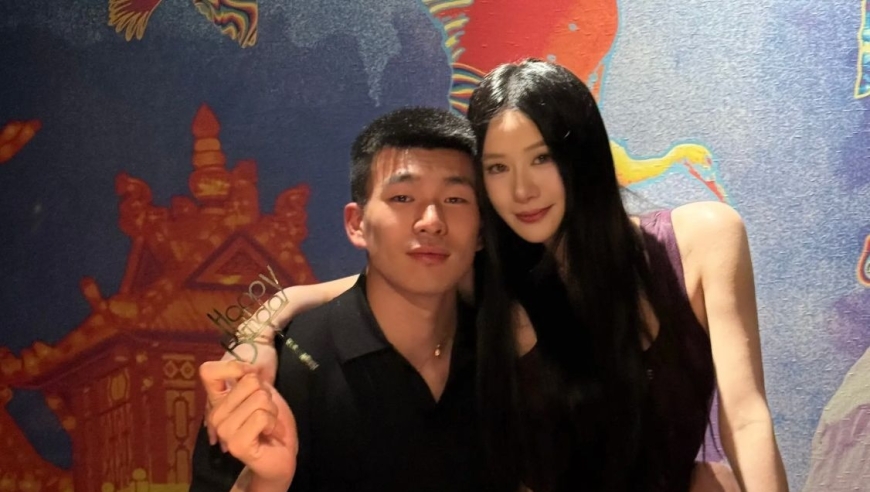 1年前已订婚！范志毅27岁爱女坐申花门将腿上：海上约会 正异地恋
