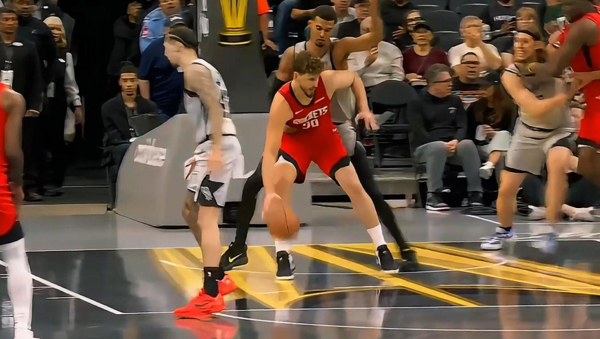 全员神人！申京背打文班到篮下得分 卡佩拉连续送出封盖碾压马刺