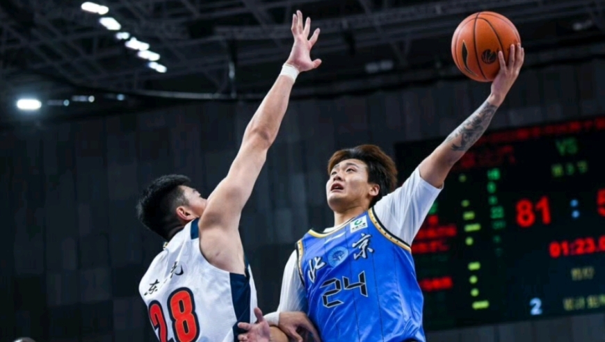 CBA五大囧 | 赵睿大力传球误砸裁判 方硕大空位三分偏的离谱