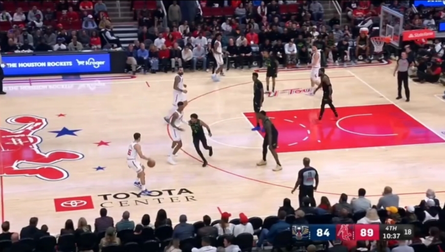 全场起立欢呼！火箭vs鹈鹕决胜时刻：火箭瞬间轰出一波11:0带走比赛