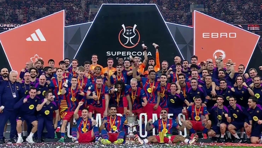 西超杯颁奖仪式完整版：姆巴佩失意若有所思，拉波尔塔拥抱弗里克眼含热泪