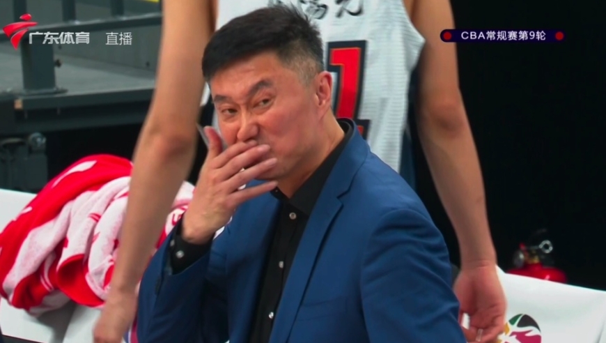 京粤大战惨烈一夜！徐杰伤退，比赛中断191秒拒绝担架，请注意赵睿！