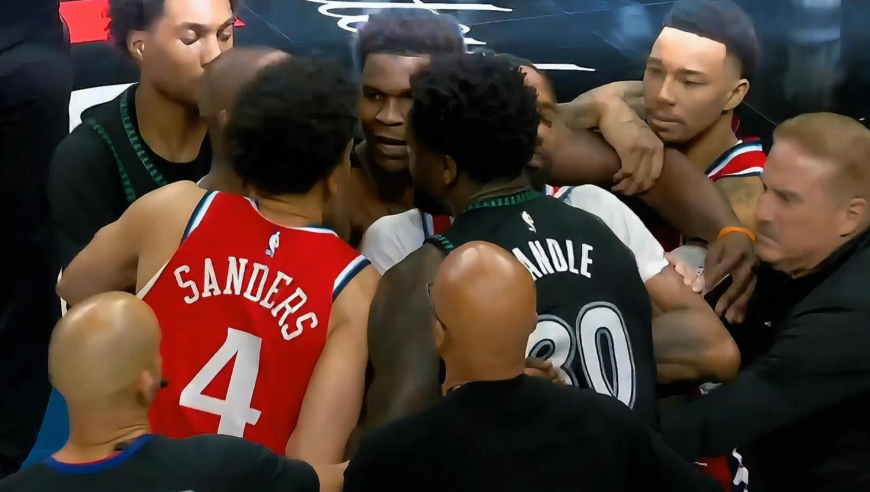 打起来了！快船邓恩不满兰德尔爆发激烈冲突 裁判回看将邓恩驱逐