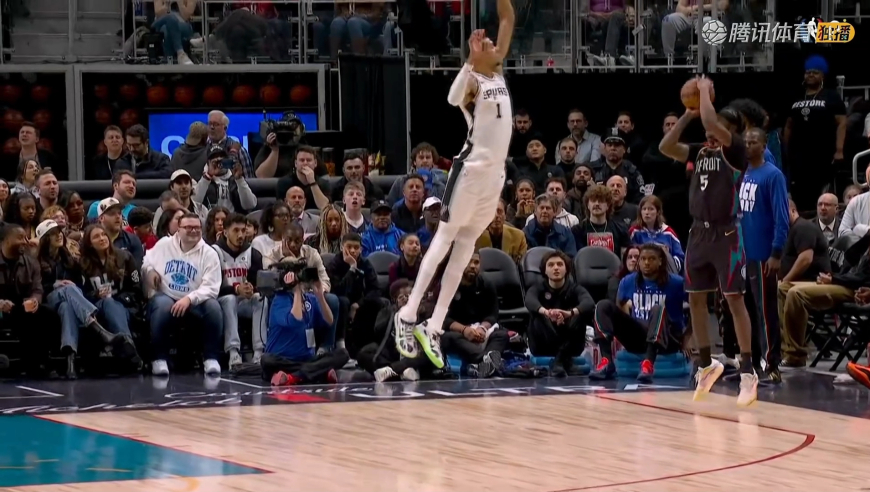 他是文班你不是库里啊！文班三分三不沾后三分线飞身大帽霍兰