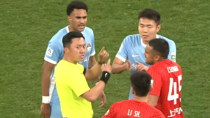 中超裁判2分钟2次判罚两头不讨好：河南禁区倒地视而不见，刘祝润反攻破门被吹引不满