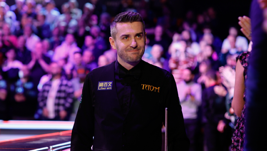 赢下冠军还要秀？塞尔比暴力翻进黄球取悦观众 全场几近疯狂