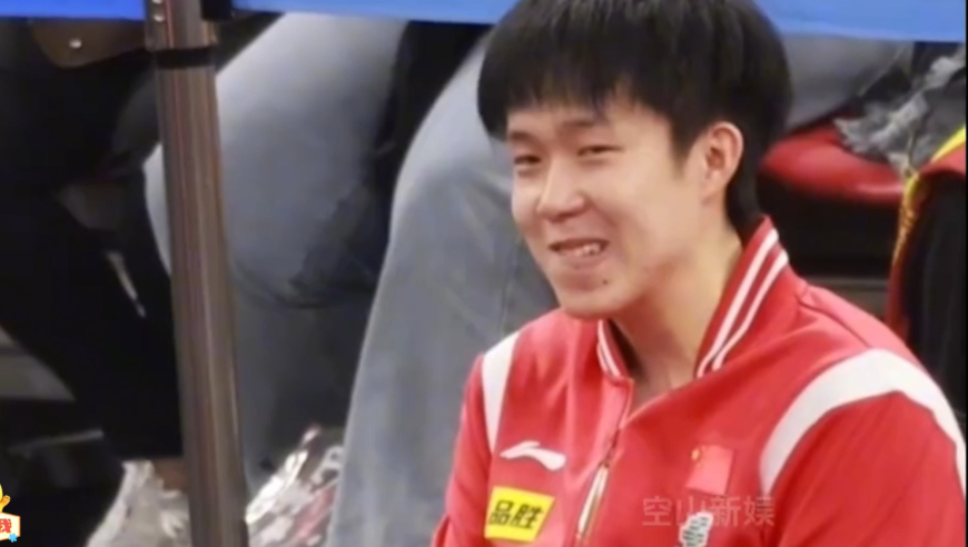 看到莎头那些下意识的动作，原谅我不厚道的笑了