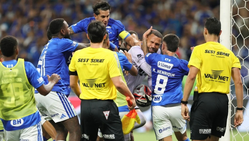 打起来了！巴西足坛上演全武行 几十人大混战 安保和裁判拉都拉不住