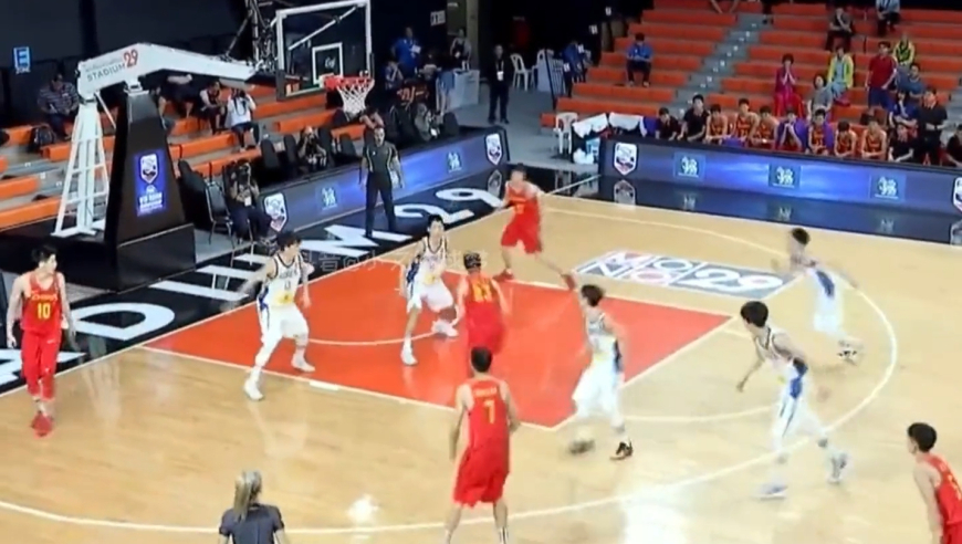 韩国球员输球后居然冲向中国男篮，握紧拳头想打架？｜体坛记忆