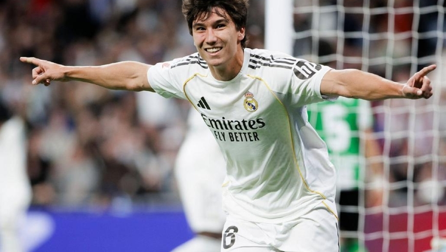 21岁超星帽子戏法，一战比肩两大传奇，皇马5-1复仇贝蒂斯夺4连胜