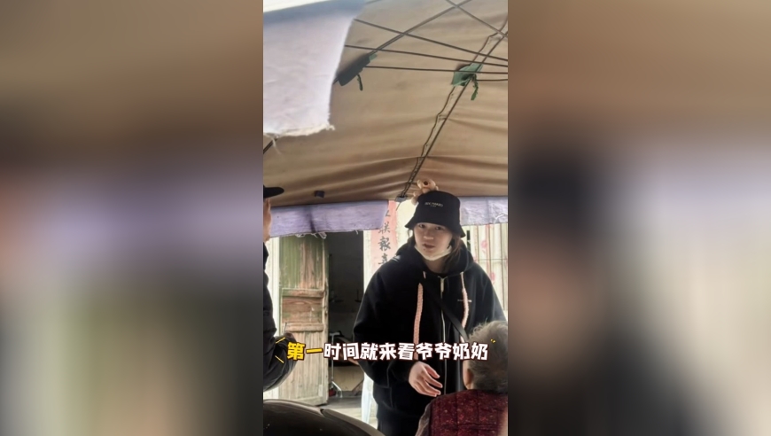 何教练送全妹回家，全妹看完爷爷奶奶后骑着毛驴出去玩啦！