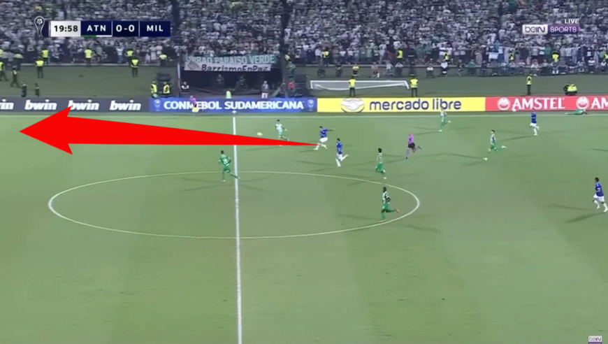 南美赛场7分钟两神仙球！半场超远吊射，吸铁石般停超35米长传爆射