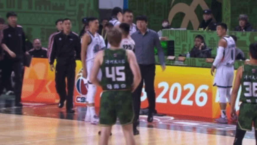 一回合送3T驱赶2人！邱彪不满吹罚怒摔西装冲进场内狂喷裁判被驱离场